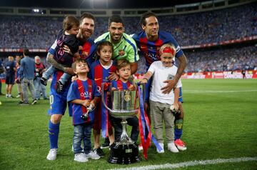 Celebración de los jugadores del Barcelona. Messi, Luis Suárez y Neymar con sus hijos.