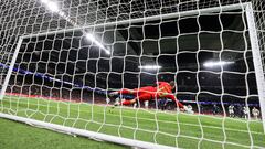 Andriy Lunin detiene el penalti ante el Sporting de Braga el pasado miércoles en el estadio Santiago Bernabéu.