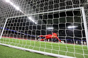 Lunin detiene el penalti a Álvaro Djaló.