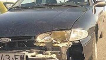 <b>ASÍ QUEDÓ. </b>El coche que golpeó a la furgoneta en la que viajaba Jordan sufrió algunos daños.