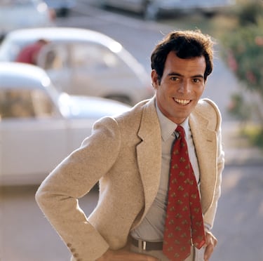 Un accidente acabó con su sueño de ser portero del Real Madrid. Durante su recuperación, un enfermero le dio una guitarra para que ejercitase los dedos y de ahí empezó a tocar y a componer sus canciones. La imagen es de la promoción previa a su participación en el Festival de la Canción de Eurovisión donde cantó la canción "Gwendolyne". En 1983 fue reconocido como el artista de lengua hispana con más ventas en todo el mundo y la figura musical con más grabaciones en diferentes idiomas. Es reconocido también como el cantante europeo con más éxito comercial a nivel internacional hasta hoy día.​ Iglesias es el artista latino mas vendido de todos los tiempos con más de 300 millones de discos vendidos.