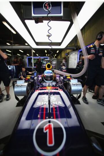 El Red Bull de Sebastian Vettel en boxes.