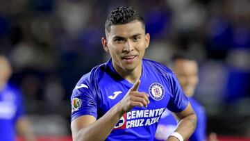 Orbelín Pineda celebra un gol con Cruz Azul.