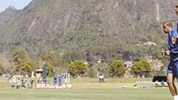 <b>SE ENTRENÓ AYER. </b>Ronaldo inició ayer en Teresópolis su puesta a punto para jugar el domingo ante Bolivia en Sao Paulo, su estreno con Brasil en esta localidad.