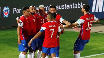 En el minuto 34, el 'Rey' anticipó al autor del 1-0 colombiano y cayó en el área. Después de revisar en el VAR, el juez cobró la falta y Vidal no falló.