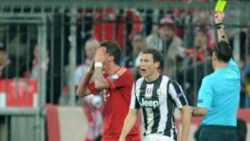 Velasco Carballo amonesta a Mandzukic.