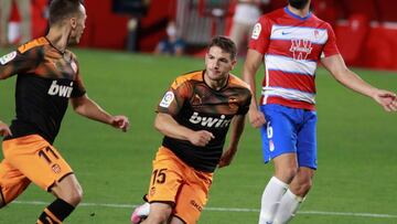 GRAF2581. GRANADA, 04/07/2020.- El delantero del Valencia, Manu Vallejo (c), tras conseguir el primer gol del equipo valencianista, durante el encuentro correspondiente a la jornada 34 de primera división que han disputado esta noche frente al Gran
