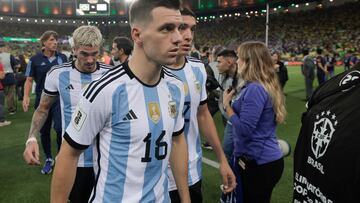 EVE5182. RÍO DE JANEIRO (BRASIL), 21/11/2023.- Giovani Lo Celso (frente) y compañeros Argentina salen del campo debido a disturbios entre hinchas hoy, en un partido de las eliminatorias para la Copa Mundo de Fútbol de 2026 entre Brasil y Argentina en el estadio Maracaná en Río de Janeiro (Brasil). EFE/ Antonio Lacerda
