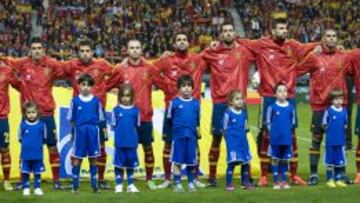 LA FORMACIÓN ANTE FINLANDIA. Los jugadores de la Selección escuchan los himnos antes de disputar el encuentro del pasado viernes en Gijón.