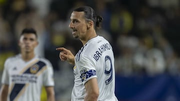 El atacante sueco se agarr&oacute; sus genitales e hizo se&ntilde;as frente a los aficionados rivales mientras abandonaba el Banc of California Stadium...