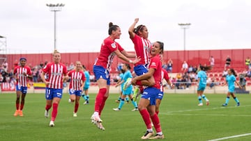 Sheila Guijarro aúpa a Leicy Santos, su asistente, en el 1-0 del Atlético al Athletic, partido de la jornada 2 de la Liga F.