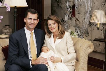 Al año siguiente, un 31 de ocubre, nació la princesa de Asturias: Leonor de Borbón y Ortiz. En la fotografía se puede ver un posado oficial de la familia en el Palacio de la Zarzuela.