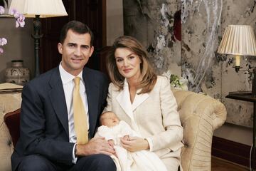 Al a?o siguiente, un 31 de ocubre, naci la princesa de Asturias: Leonor de Borbn y Ortiz. En la fotografa se puede ver un posado oficial de la familia en el Palacio de la Zarzuela.