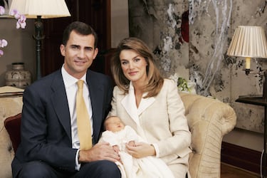 Al año siguiente, un 31 de ocubre, nació la princesa de Asturias: Leonor de Borbón y Ortiz. En la fotografía se puede ver un posado oficial de la familia en el Palacio de la Zarzuela.