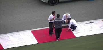 Charlie Whiting inspeccionando la alcantarilla que se provocó el accidente de Grosjean.