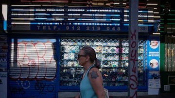 Una mujer pasa por delante de un negocio, a 28 de julio de 2022, en Madrid (Espa?a). El paro ha bajado en 255.300 personas entre abril y junio de este a?o, el mayor descenso para un segundo trimestre desde 2018, adem¨¢s, el n¨²mero de parados cay¨® por debajo de los tres millones por primera vez desde 2008. La ocupaci¨®n aument¨® en 383.300 puestos de trabajo entre abril y junio. Al finalizar junio, el n¨²mero total de parados se situ¨® en 2.919.400 personas y el de ocupados, en 20.468.000 personas, seg¨²n se desprende de la Encuesta de Poblaci¨®n Activa (EPA) correspondiente al segundo trimestre publicada por el Instituto Nacional de Estad¨ªstica (INE).
28 JULIO 2022;DESEMPLEO;EMPLEO;LOCAL COMERCIAL;CIERRE EMPRESA;
Jes¨²s Hell¨ªn / Europa Press
28/07/2022