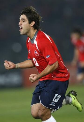 Marco Estrada: Rumbo a Sudáfrica 2010 Chile se hizo fuerte de local. En uno de esos partidos venció por 4-0 a Bolivia y el volante anotó uno de los goles con un precioso tiro libre. 