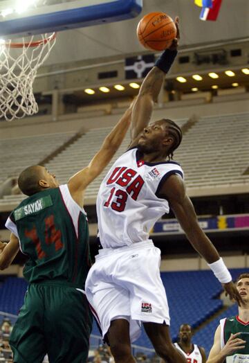 Ni los que advertían de los malos hábitos en los últimos ciclos del Team USA y la mala mezlca de estos y el crecimiento del juego en todo el mundo se esperaban semejante desastre. De hecho, nada parecía presagiar algo así cuando EE UU ganó sus tres partidos de la primera fase por un +86 total y arrasó después de Rusia y Nueva Zelanda. Pero todo se vino abajo contra Argentina: 80-87. En cuartos, Yugoslavia dio el golpe de gracia: 78-81 a pesar de que el Team USA ganaba por diez a 6:42 del final. En la derrota contra España se repitió el final de horror, de un +16 en el tercer cuarto y un 65-56 en el inicio del último parcial al 75-81 final. Agotada físicamente y en descomposición emocional, la Selección de EE UU firmó un 3/16 en tiros en ese último parcial que España cerró con un 0-9 a su favor en los últimos 128 segundos. El Team USA evidenció sus problemas con un dato que todavía hoy resulta demoledor: se quedó en un 62,8% en tiros libres (120/191). 71 fallos totales para un equipo que perdió sus tres partidos por un total de 16 puntos. En los nueve que jugó, siempre tuvo peor porcentaje que el rival desde la línea de personal. Un drama.