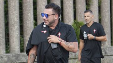 El entrenador Antonio Mohamed empuja una maleta en la salida del Celta hacia su concentración de pretemporada.