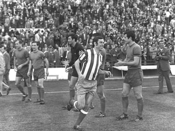 El mítico jugador rojiblanco debutó con 19 años y 349 días el 13 de septiembre de 1959 ante Las Palmas. El Atlético ganó 0-3.