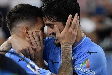 Luis Alberto se abraza con Zaccagni tras anotar el 1-0.