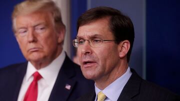 El presidente Donald Trump escucha al secretario de Defensa, Mark Esper, dirigirse a la sesi&oacute;n informativa diaria de respuesta al coronavirus de la Casa Blanca en Washington, EE. UU., 18 de marzo de 2020.