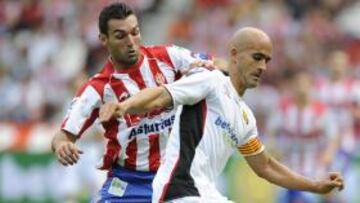 <b>EL CAPITÁN. </b>Nunes, en un partido contra el Sporting, controla el balón ante Barral.