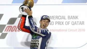 Jorge Lorenzo en el podiio de Qatar.