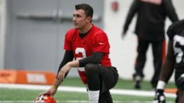 Johnny Manziel en el campo de entrenamiento de los Browns.