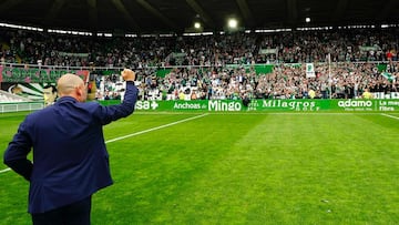 José Alberto tuvo que volver al césped tras el partido a demanda de La Gradona de los Malditos.