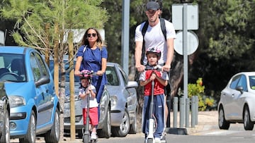 Bale monta en patinete mientras decide su futuro