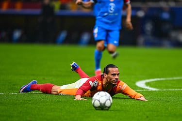 Sané cae en el área, pero el árbitro le indica que se levante, acción muy protestada por la grada.