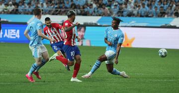 Una gran jugada del jugador belga termin¨® con un fuerte disparo al palo corto.