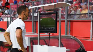 El colegiado Cuadra Fernández, del comité balear, comprueba el funcionamiento del VAR antes del Girona-Valladolid.