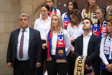 Las campeonas de Europa ofrecen su triunfo en la Generalitat de Catalunya junto al presidente del Barcelona, Joan Laporta.