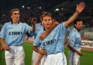 Eso si, dentro de su vitrina continental se cuenta la Recopa y Supercopa de Europa ganada con Lazio en 1999. A eso, se le suma el Balón de Oro conseguido el 2003.