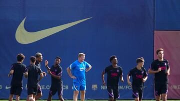 GRAFCAT7256. BARCELONA, 13/09/2021.- El entrenador del FC Barcelona, Ronald Koeman (c), junto a varios de sus jugadores, durante el entrenamiento que el equipo azulgrana ha realizado este lunes en la Ciudad Deportiva Joan Gamper, previo al partido de Liga