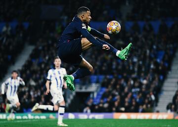 Gran control en el aire de la estrella francesa del Paris Saint-Germain.