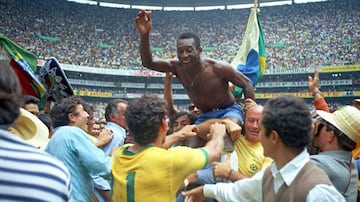 El último mundial de Edson Arantes do Nascimiento fue en México 1970. Antes había sido Bicampeón del Mundo en 1958 y 1962. Estaba al borde del retiro con la Selección de Brasil pero le faltaba dar un extra. Se consagró tres veces campeón en el Estadio Azteca, fue el autor de la primera anotación al minuto dieciocho frente a Italia. Tercer trofeo de Pelé, tercer trofeo para la Verdeamarela.