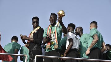 Famara Diedhiou con la Copa África.