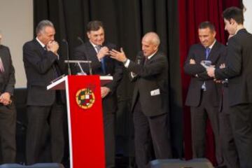 Homenaje a la Selección que ganó a Malta 12-1. Juan Señor, José Antonio Camacho.