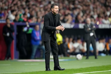 Diego Pablo Simeone atento al juego de su equipo en en su zona técnica.