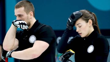 Aleksandr Krushelnitckii y Anastasia Bryzgalova reaccionan durante la competici&oacute;n de curling en dobles mixtos de los Juegos Ol&iacute;mpicos de Invierno de Pyeongchang.