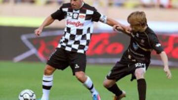 Antes de iniciar el gran premio, Alonso participó en el tradicional partido benéfico que cada año se celebra en Mónaco.