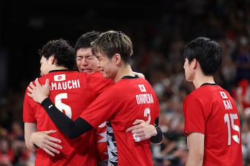 Tras caer ante Italia en cuartos de final, la selección nipona de voleibol se despide con una amarga derrota. Más allá de perder el sueño de obtener la anhelada medalla olímpica, fallan a su difunto colocador Naonobu Fujii, el cual perdió la batalla contra el cáncer unos meses atrás. 