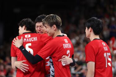 Tras caer ante Italia en cuartos de final, la selección nipona de voleibol se despide con una amarga derrota. Más allá de perder el sueño de obtener la anhelada medalla olímpica, fallan a su difunto colocador Naonobu Fujii, el cual perdió la batalla contra el cáncer unos meses atrás. 