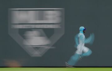 Un hombre disfrazado de Freeze corriendo alrededor del campo después de la quinta entrada del partido entre los Atlanta Braves y los Los Angeles Dodgers en SunTrust Park en Atlanta, Georgia. 