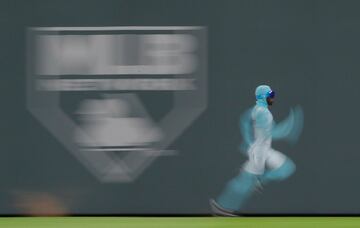 Un hombre disfrazado de Freeze corriendo alrededor del campo despu¨¦s de la quinta entrada del partido entre los Atlanta Braves y los Los Angeles Dodgers en SunTrust Park en Atlanta, Georgia.