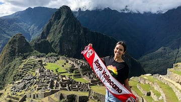 Cristina Pedroche en Machu Picchu con la bufanda del Rayo Vallecano.