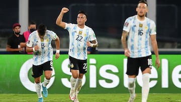 CORDOBA, ARGENTINA - FEBRUARY 01: Lautaro Martinez of Argentina celebrates after scoring the first goal of his team during a match between Argentina and Colombia as part of FIFA World Cup Qatar 2022 Qualifiers at Mario Alberto Kempes Stadium on February 0